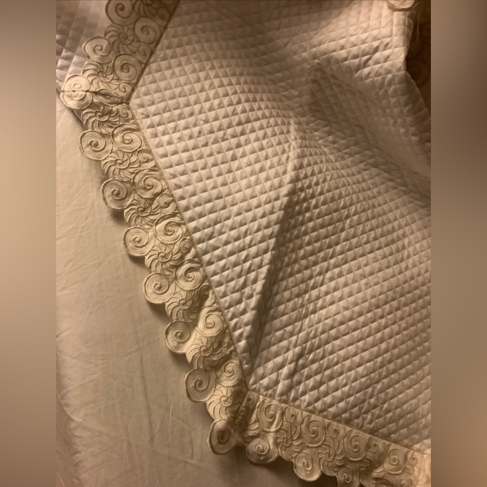 Schweitzer Linen Quilted Comforter Golden Ivory Embroidery + 2 Matching Shams - Picture 7 of 15